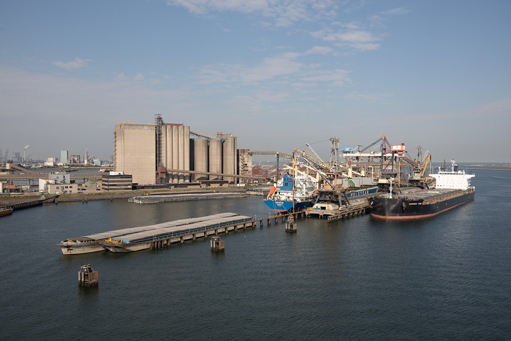 europoort maasvlakte rotterdam botlek haven scheepvaart industrie fabrieken marine transport overslag terminal portlantis ferry centrale